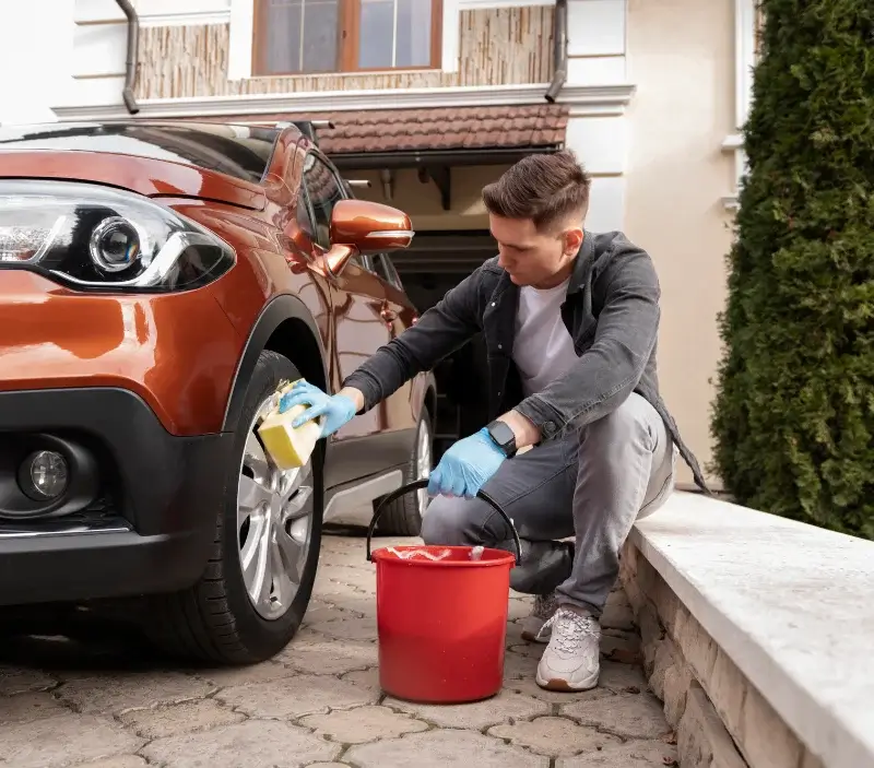 Lavage auto à domicile Champigny-sur-Marne : professionnel intervenant sur un véhicule